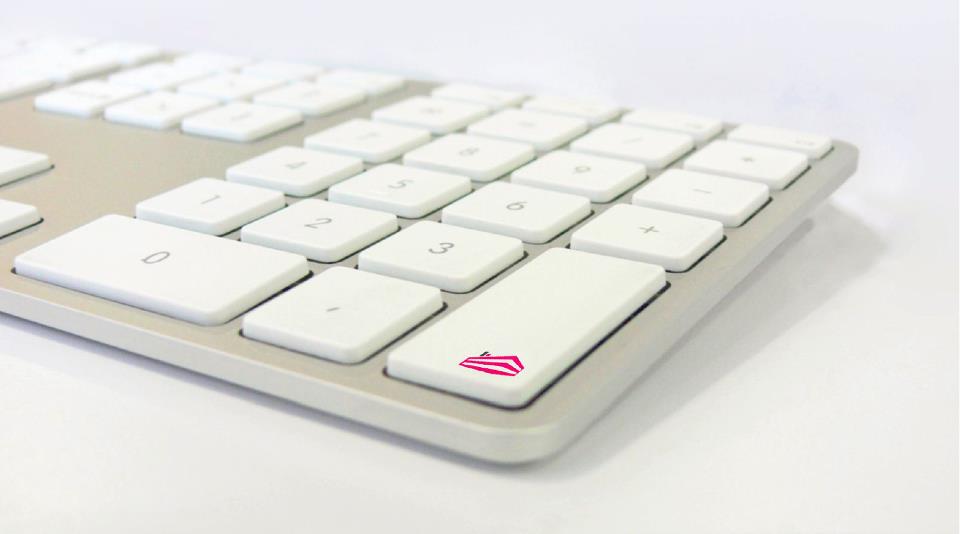 Hände an einer Tastatur bei der Arbeit am Rechner